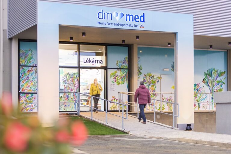 Das Drogerieunternehmen begründet die Gründung der Versand-Apotheke mit sich verändernden Kundenbedürfnissen. (Foto: dm – Drogeriemarkt)
