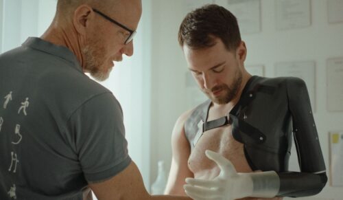 Andreas Onea testet seine bionische Armversorgung. Der Film zeigt, wie moderne Prothetik Möglichkeiten für Selbstständigkeit und Teilhabe eröffnen kann. (Foto: Ottobock)