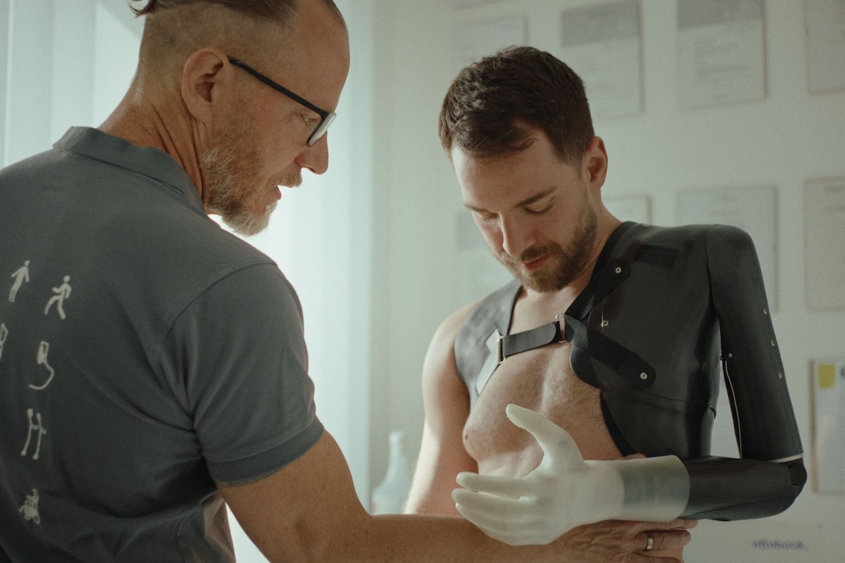 Andreas Onea testet seine bionische Armversorgung. Der Film zeigt, wie moderne Prothetik Möglichkeiten für Selbstständigkeit und Teilhabe eröffnen kann. (Foto: Ottobock)