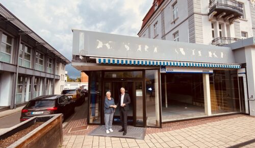 Frau Wöhler begrüßt als Vertreterin der Vermieterseite Boris Pichler am zukünftigen Standort. (Foto: Kaphingst)