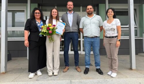 Petra Kröger-Schumann (geschäftsführende Gesellschafterin im Firmenverbund Kröger), Emilia Herzig (Preisträgerin), Stefan Krautz (Bereichsleiter Vertrieb bei Kröger), Mohammed Alasaad (Lehrer an der Pflegeschule der MUL-CT) und Susan Kubon (Fachbereichsleiterin für pflegerische Ausbildung an der MUL-CT) (Foto: Firmenverbund Kröger)