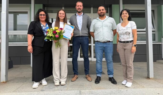 Petra Kröger-Schumann (geschäftsführende Gesellschafterin im Firmenverbund Kröger), Emilia Herzig (Preisträgerin), Stefan Krautz (Bereichsleiter Vertrieb bei Kröger), Mohammed Alasaad (Lehrer an der Pflegeschule der MUL-CT) und Susan Kubon (Fachbereichsleiterin für pflegerische Ausbildung an der MUL-CT) (Foto: Firmenverbund Kröger)