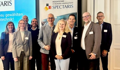 Der neu gewählte Vorstand der Spectaris-Medizintechnik (v. l.): Dr. Gabriela Soskuty (Aesculap/B. Braun), Andrea Völker (Richard Wolf), Tobias Gerlach (VitalAire, hinten), Friedrich Schmitz (Schmitz Medical), der Vorsitzende Dr. Martin Leonhard (Karl Storz), Birgit Franzen (Weinmann Emergency Technology), Wolfgang Troebs (Abbott, hinten), Thorsten Weide (Dräger) und Gunter Röper (Stiegelmeyer). Nicht im Bild: Ira Fecke-Schulte (Condor Medtec) und Justus Wehmer (Zeiss Meditec). (Foto: Spectaris)