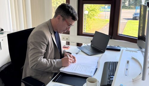 Ulf Doster unterschreibt den Offenen Brief an die Krankenkassen. (Foto: Sanitätshaus Aktuell AG)