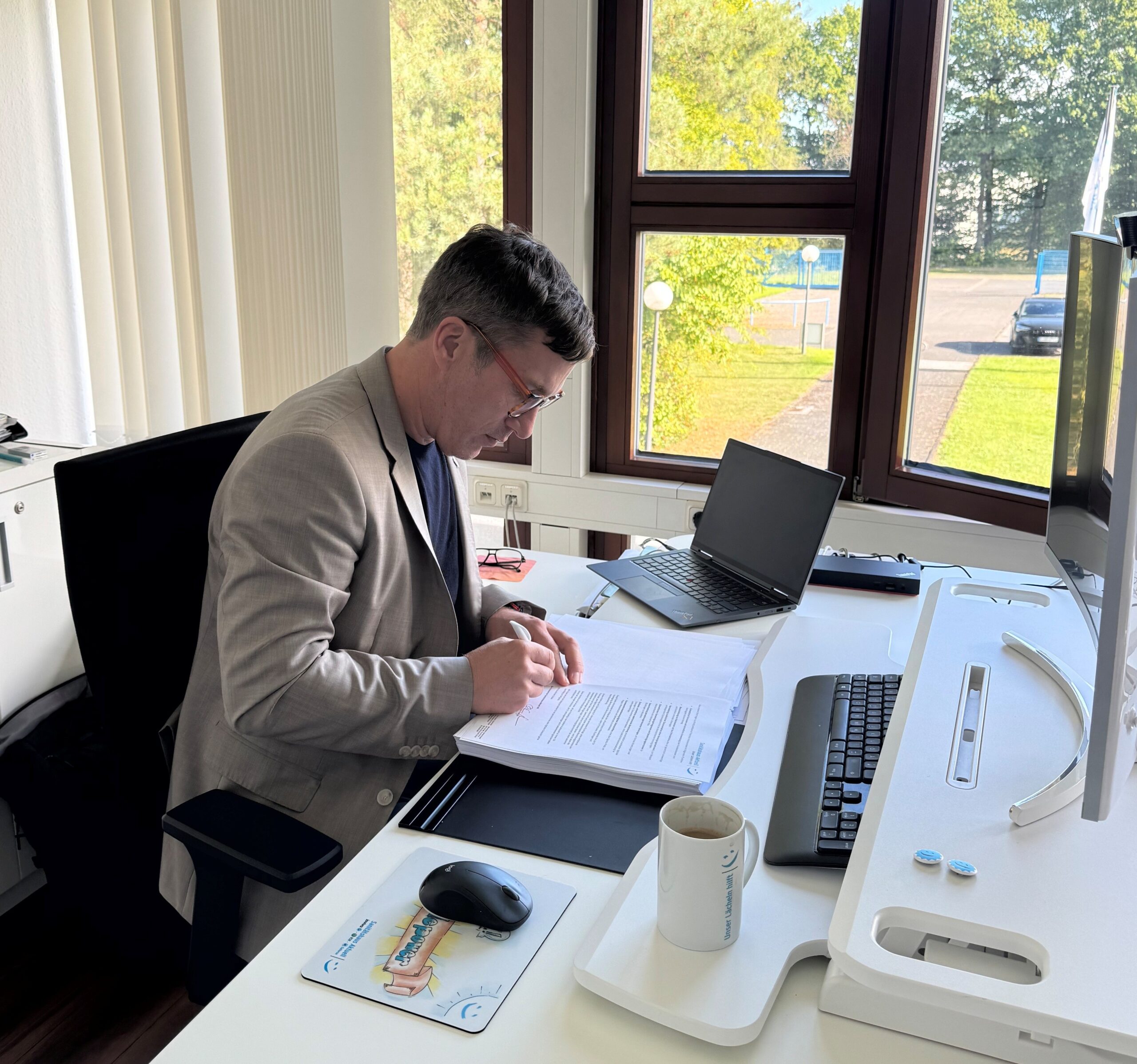 Ulf Doster unterschreibt den Offenen Brief an die Krankenkassen. (Foto: Sanitätshaus Aktuell AG)