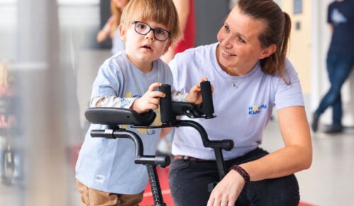 Kampagnenmotiv „rehaKIND Kompetenzprogramm Hilfsmittel“. (Foto: rehaKIND/VitalCentrum HODEY KG, KI-bearbeitet)