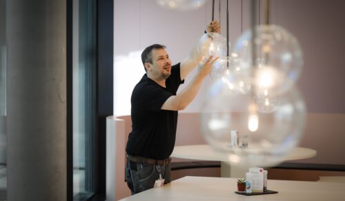 Das Lichtkonzept des Medi Towers in Bayreuth wurde mit dem Deutschen Lichtdesign-Preis 2026 ausgezeichnet. (Foto: www.medi.de)