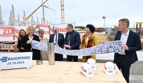  V.l.n.r.: Heike Bergmann (Bürgermeisterin Zeulenroda-Triebes), Katja Grunert (Bauerfeind-Mitarbeitervertretung), Elvira Michel (Bürgermeisterin Weißendorf), Rainer Berthan (Vorstandsvorsitzender Bauerfeind AG), Mario Voigt (Thüringer Ministerpräsident), Katharina Dietrich (Vorständin Technik Bauerfeind AG), Dr. Ulli Schäfer (Landrat des Landkreises Greiz) (Foto: Bauerfeind)