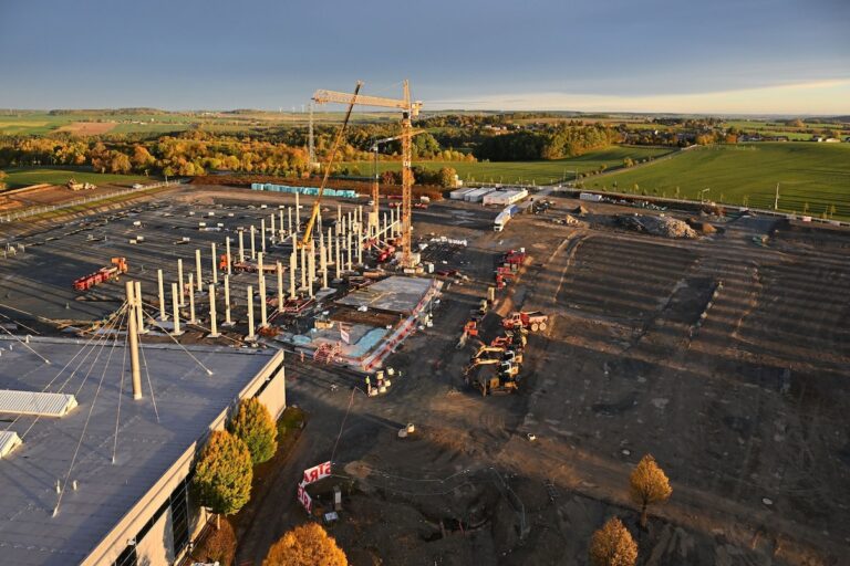Mit den Bauvorhaben – hier der Blick von heute auf das neue Campus-Gelände – bekennt sich Bauerfeind zu seinem Stammsitz in Zeulenroda-Triebes. (Foto: Bauerfeind)