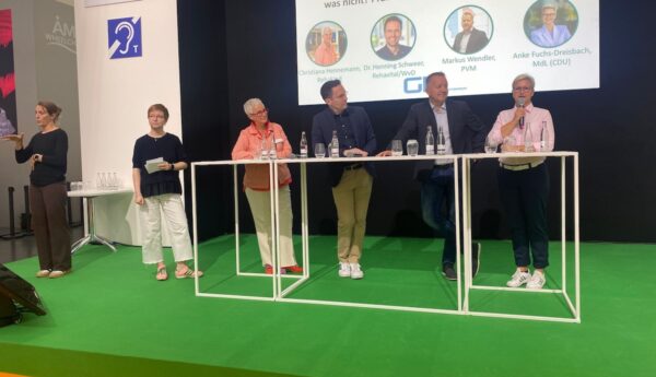 GP-Redakteurin Laura Klesper (v.l.) sprach mit Christiana Hennemann, Dr. Henning Schweer, Markus Wendler und Anke Fuchs-Dreisbach über Chancen und Grenzen des Austauschs mit der Politik. (Foto: Redaktion)