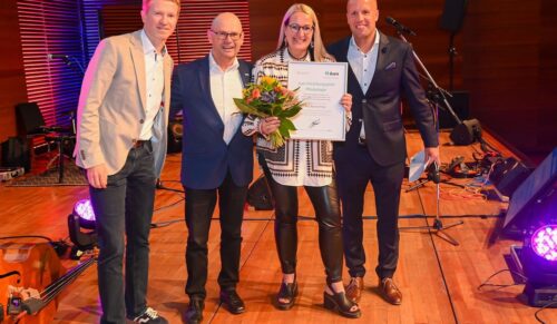 Übergabe des Juzo Forschungspreises Phlebologie 2026 an Kerstin Protz (v.l.): Prof. Tobias Görge, Uli Frey, Kerstin Protz, Dr. Dominic Mühlberger (Foto: Juzo)