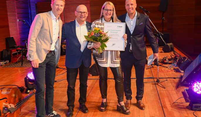Übergabe des Juzo Forschungspreises Phlebologie 2026 an Kerstin Protz (v.l.): Prof. Tobias Görge, Uli Frey, Kerstin Protz, Dr. Dominic Mühlberger (Foto: Juzo)