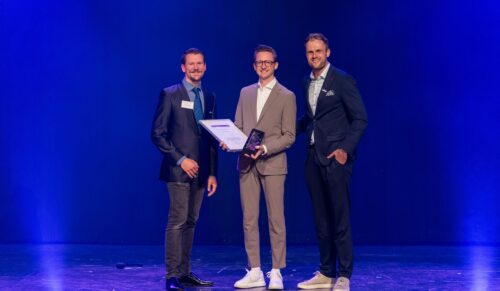Simon Geib nahm für Ank-Kaiser den Leonardo Award in der Kategorie Nachhaltigkeit entgegen. Die Jurymitglieder Alexander Boldt (li.) und Alexander Weper (re.) überreichten den Preis am 25. September 2026. (Foto: Kim Fotografie)