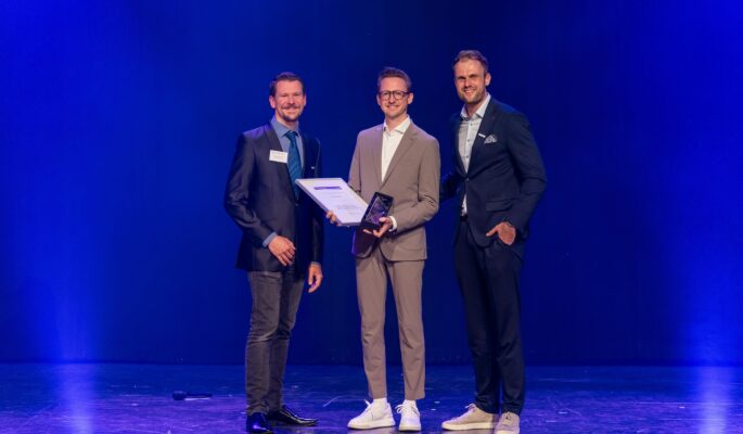 Simon Geib nahm für Ank-Kaiser den Leonardo Award in der Kategorie Nachhaltigkeit entgegen. Die Jurymitglieder Alexander Boldt (li.) und Alexander Weper (re.) überreichten den Preis am 25. September 2026. (Foto: Kim Fotografie)
