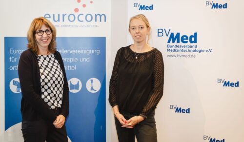 Eurocom-Geschäftsführerin Oda Hagemeier und BVMed-Hilfsmittelexpertin Juliane Pohl. (Foto: BVMed/Eurocom)