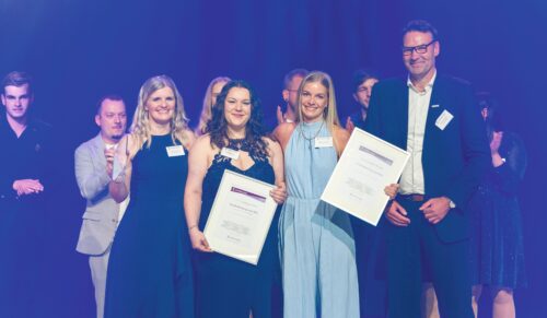 Das Sanitätshaus Janssen wurde in der Kategorie Kundenbindung/CRM mit dem Leonardo Award 2026 ausgezeichnet. Jurymitglied Kai Schyktanz (Sunrise Medical) überreichte die Auszeichnung. (Foto: Kim Fotografie)