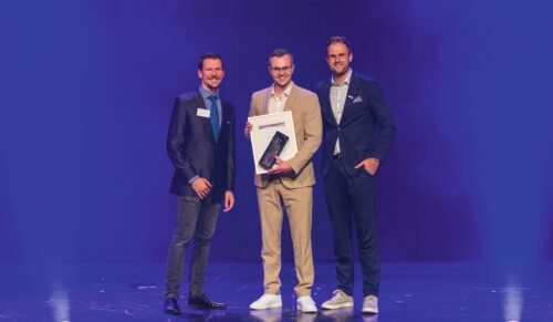 Lais Kriwat nahm den Leonardo Award in der Kategorie Nachhaltigkeit für sein gleichnamiges Familienunternehmen entgegen. Die Jurymitglieder Alexander Boldt (Westfalenmakler, li.) und Alexander Weper (Lifta, re.) überreichten den Preis im Apollo Varieté in Düsseldorf. (Foto: Kim Fotografie)