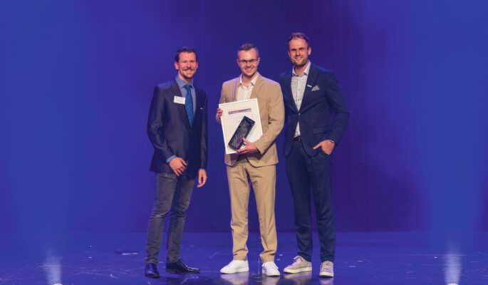 Lais Kriwat nahm den Leonardo Award in der Kategorie Nachhaltigkeit für sein gleichnamiges Familienunternehmen entgegen. Die Jurymitglieder Alexander Boldt (Westfalenmakler, li.) und Alexander Weper (Lifta, re.) überreichten den Preis im Apollo Varieté in Düsseldorf. (Foto: Kim Fotografie)