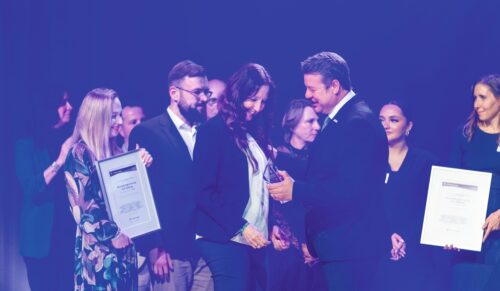 Das Team von ThiesMediCenter bekam den Leonardo Award in der Kategorie Mitarbeitergewinnung und -bindung von Jurymitglied Michael Gerlach (Medi) überreicht. (Foto: Kim Fotografie)